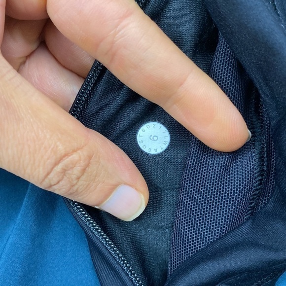 Lululemon Hotty Hot Short (Naked 4") Submarine / Black - Picture 6 of 6